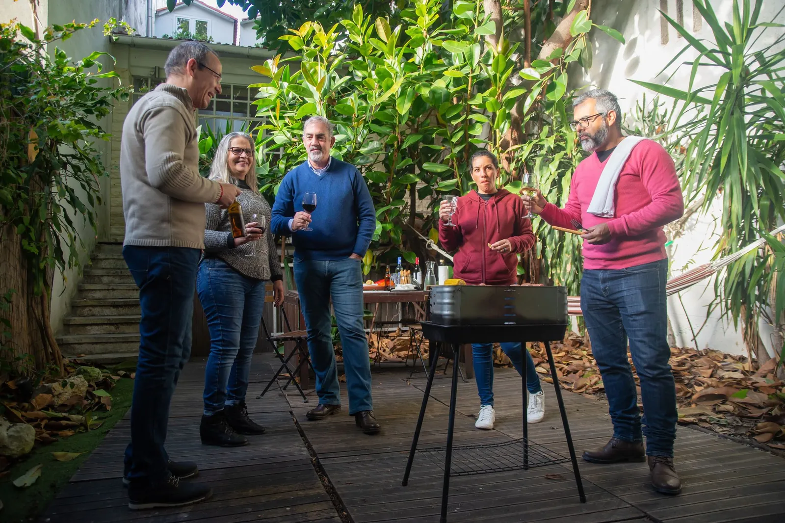 Amigos compartiendo un asado en el patio