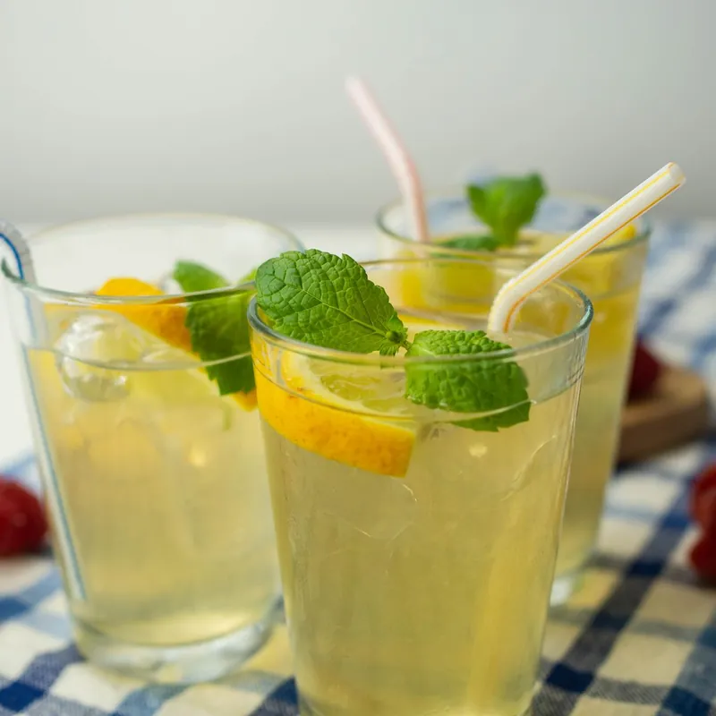 Limonada con menta en vasos