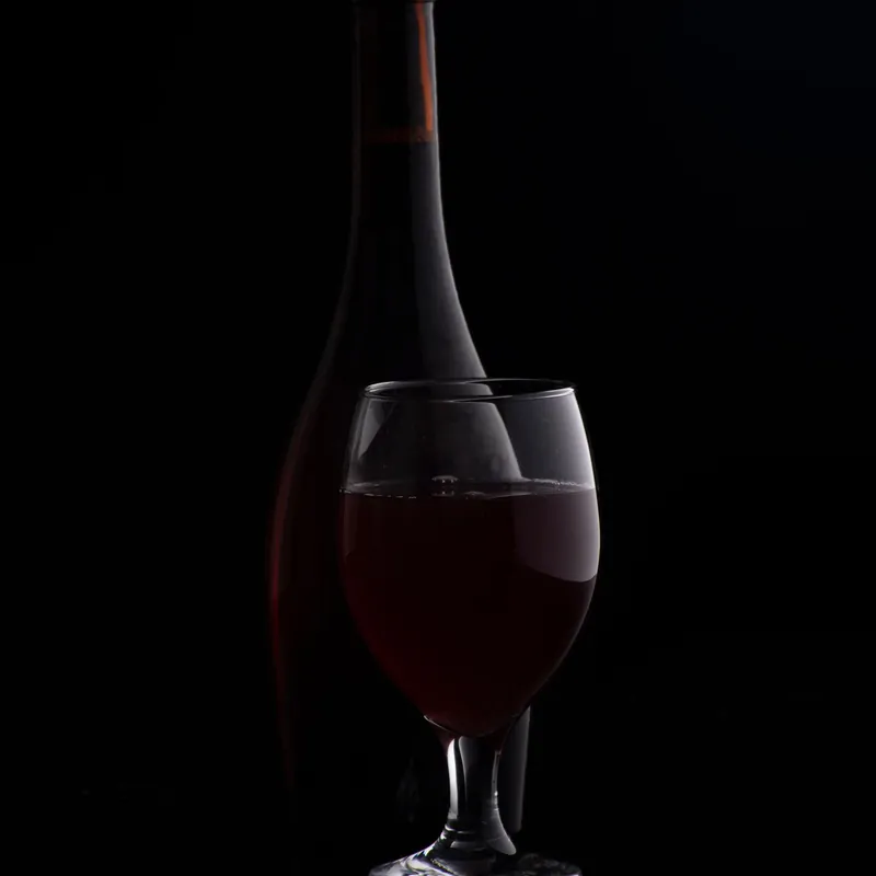 Botella y copa de vino tinto